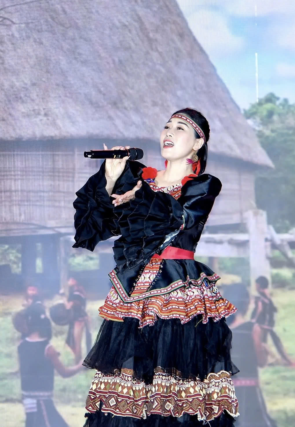 NSƯT Nguyễn Thị Hương Giang biểu diễn dân ca Tây Nguyên