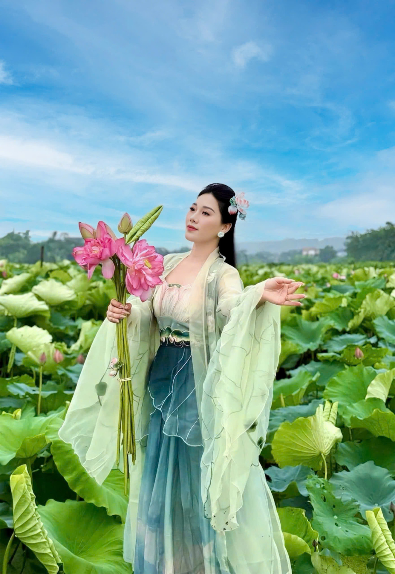 NSƯT Nguyễn Thị Hương Giang bên đầm sen